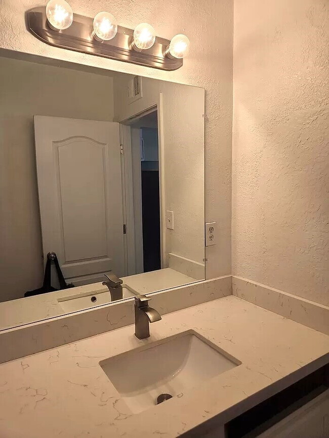 Photo - TERRIFIC 2 BEDROOMS 1 BATH SINGLE STORY FO... Unit 4