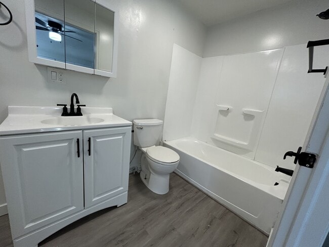 Photo - 951 N Redwood Rd Unidad #4