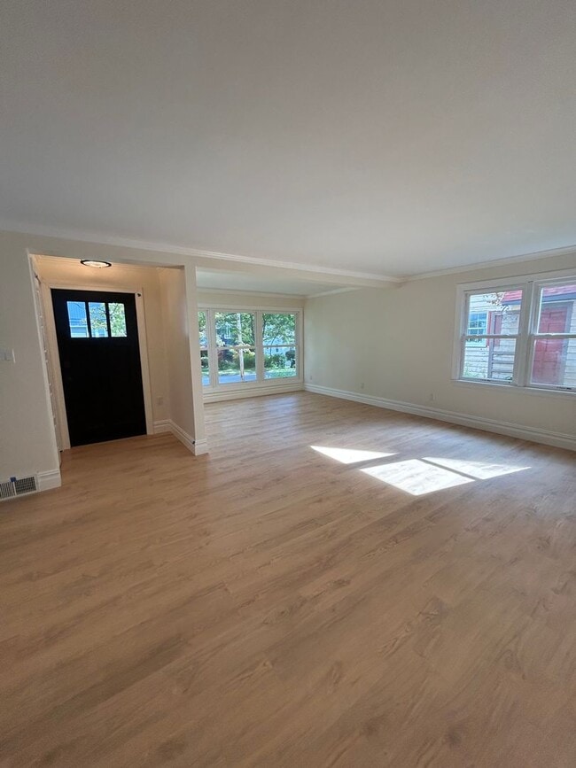 147 W Hamilton Ave