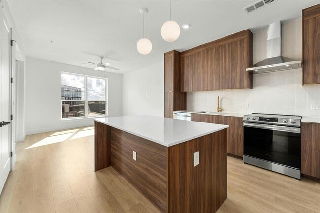 Building Photo - 1701 Simond Ave Unit 644