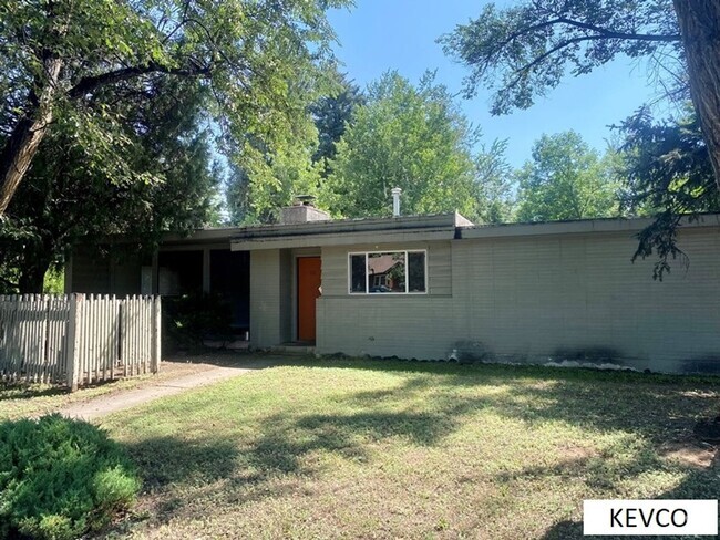 Building Photo - Spacious, Vintage 1950's Ranch-Home