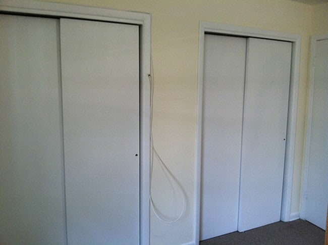 armario de dormitorio doble - 495 Main St Unidad B-L