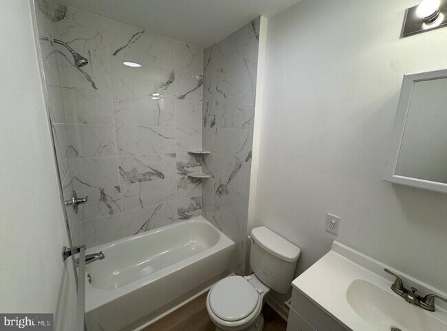 Photo - 3252 Hope St