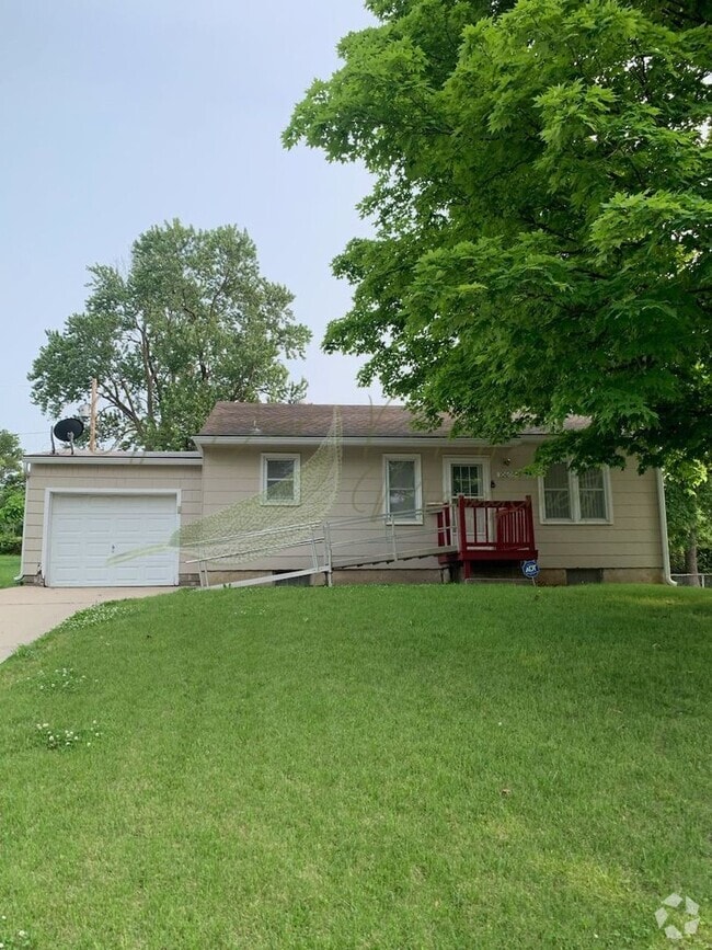 Building Photo - BEAUTIFUL HARDWOOD FLOORS!!! Rental