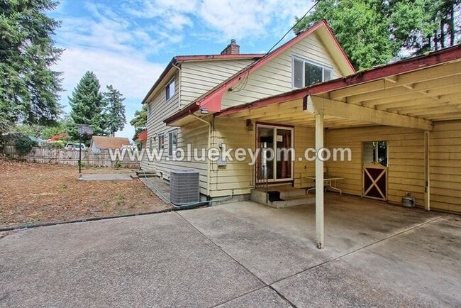 Photo - 5 Bedrooms, 2.5 Bathrooms Home in Oregon City