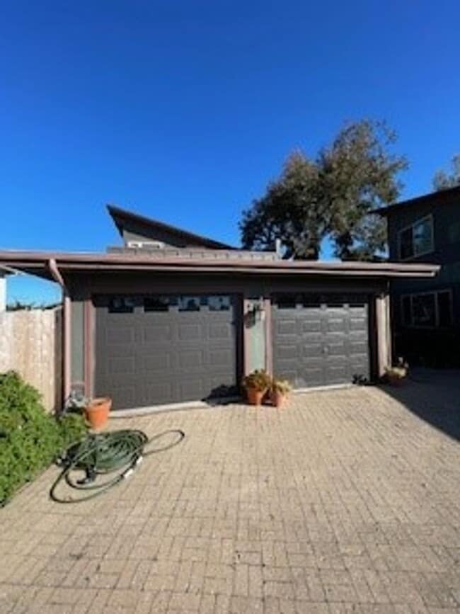 Building Photo - 481 Hillview St Unit 481 Hillview Dr. B