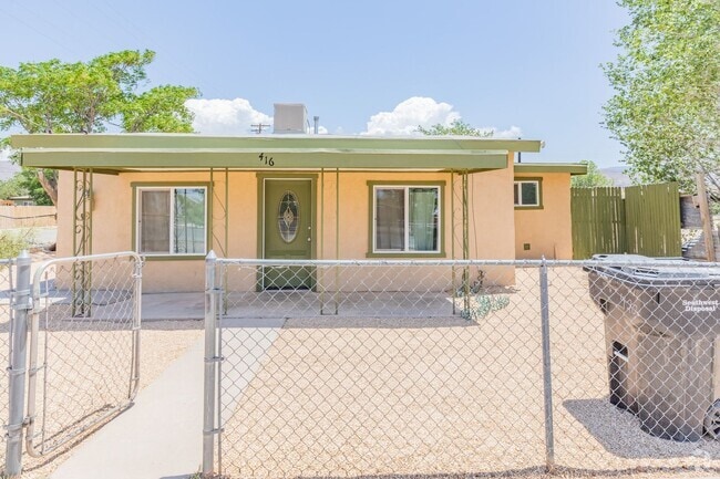 Building Photo - Adorable updated 2 Bedroom 1 Bath Home on ...