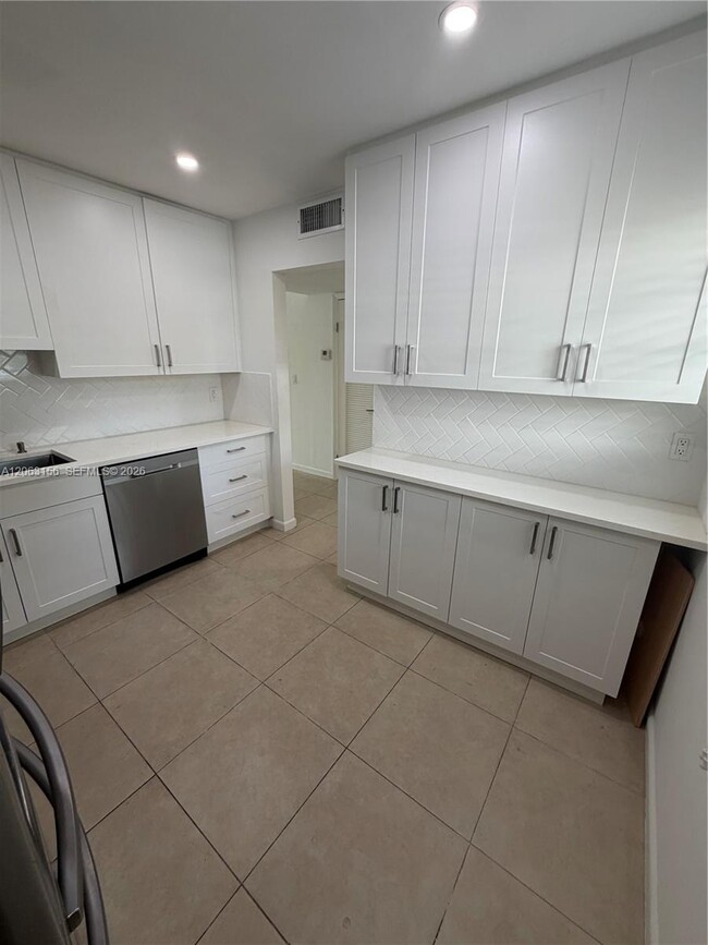 Photo - 873 NE 195th St Unidad 107