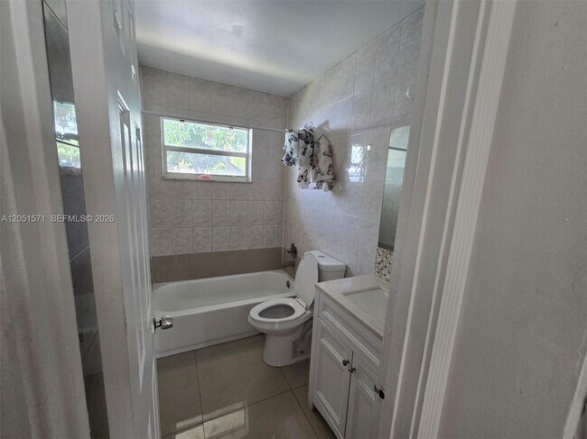 Photo - 4151 SW 19th St Unit 2