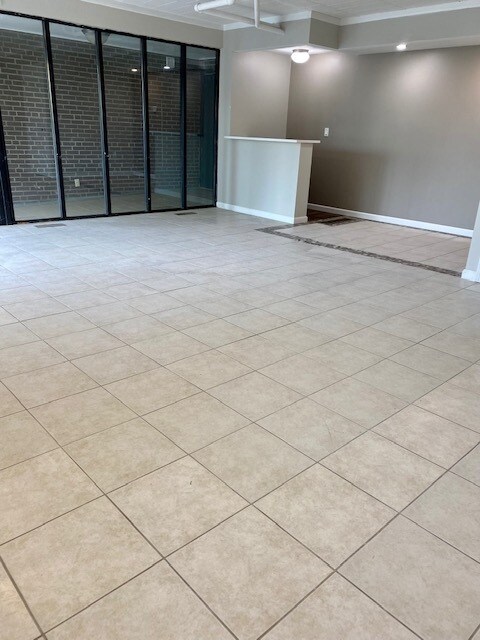 Photo - EDEN ROC APARTMENTS -- 048