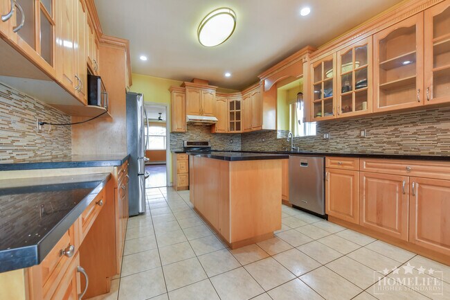 Photo - Beautiful 4 Bed 3 Bath Home with Covered Patio in West Newton Surrey Unit Upper House