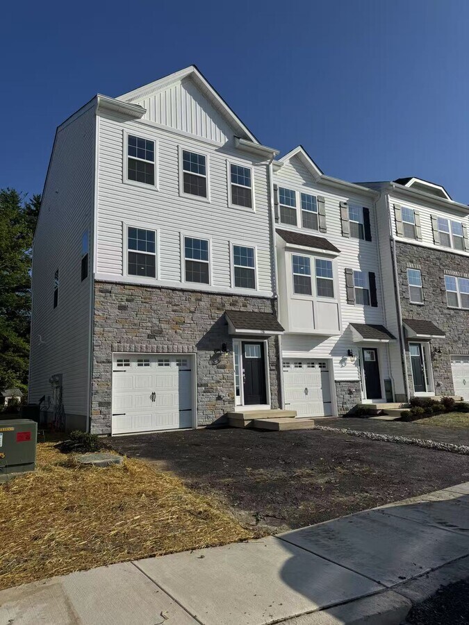 Photo - 136 Bell Ct Townhome