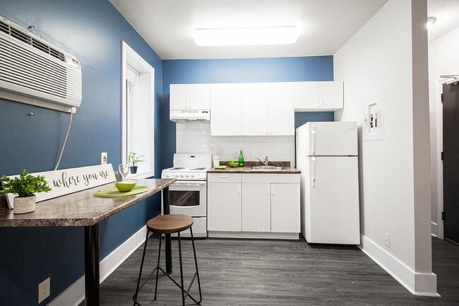 Kitchen - 391 Balmoral Apartment