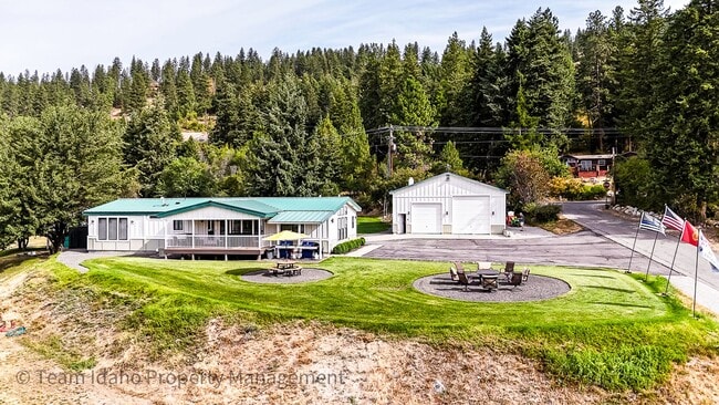 Building Photo - Fully furnished and stocked Single Level H... Rental