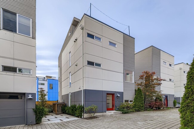 Building Photo - Bright 3bed/2.5bath Townhome in Judkins Pa...