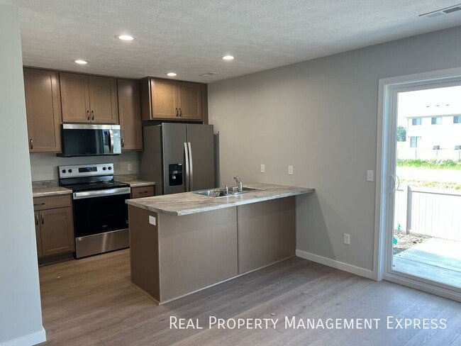 3 Bedroom 1.5 Bathroom Townhome - 3 Bedroom 1.5 Bathroom Townhome