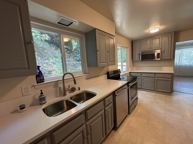 Darling 3-bedroom, 2-bath duplex home just minutes from Marshall Hospital and downtown Placerville!