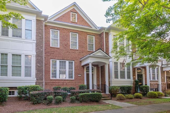 Building Photo - Gorgeous Townhome in the Heart of Fort Mil...