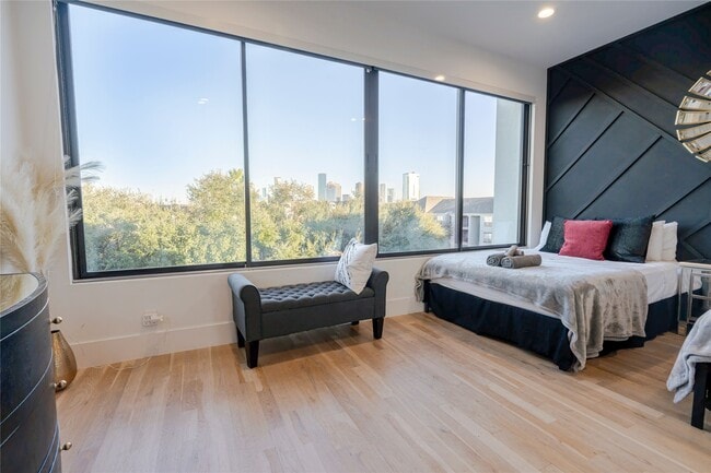 Photo - 709 Memorial Heights Dr