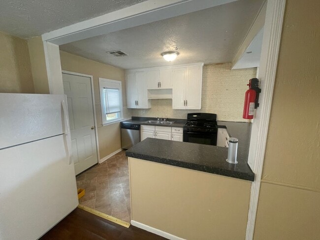 Photo - 2 bed 1 bath, laundry connections, large fenced yard, corner lot!