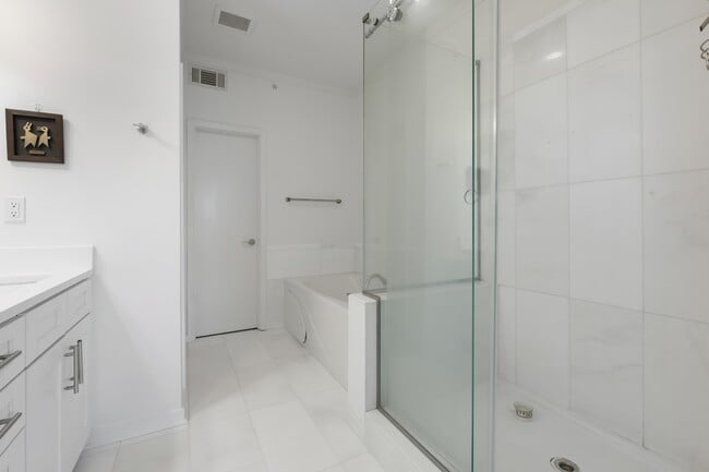 Photo - 380 Island Dr