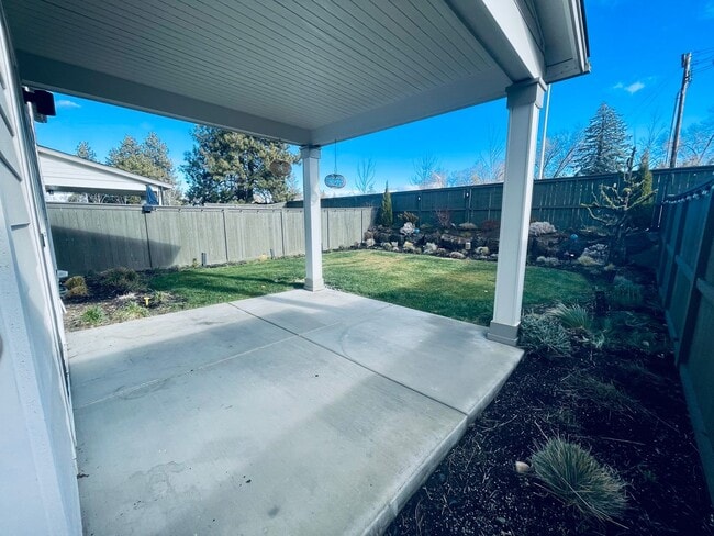 Photo - Spacious 3-bedroom and 2nd living room 2 1/2-full bath with New carpet, pad and LVT flooring