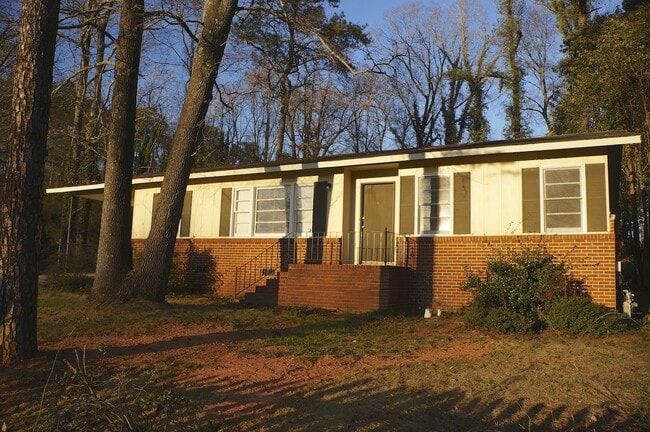 Building Photo - 435 S Barnett Shoals Rd