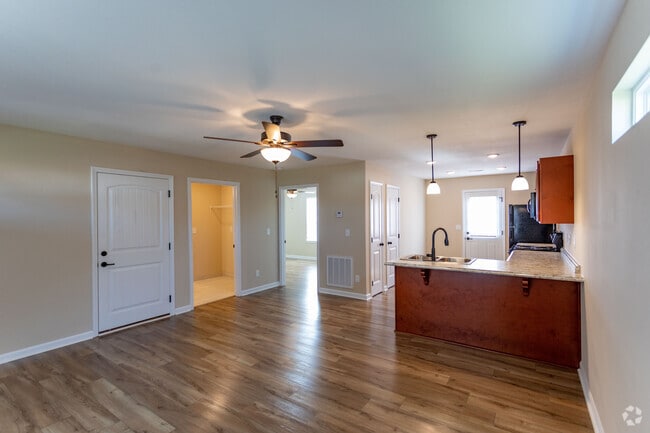 1HAB, 1BA - 900 ft² - Tiny Town Village