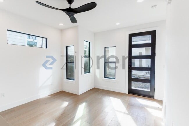 Photo - 2916 E 13th St