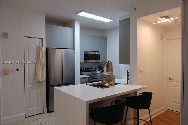 Building Photo - 6001 SW 70th St Unit 311
