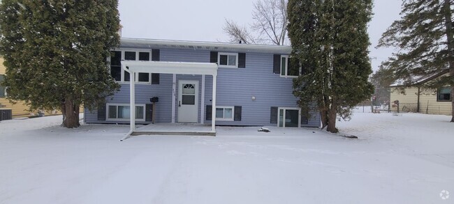 Building Photo - 4 Bedroom 2 Bath House