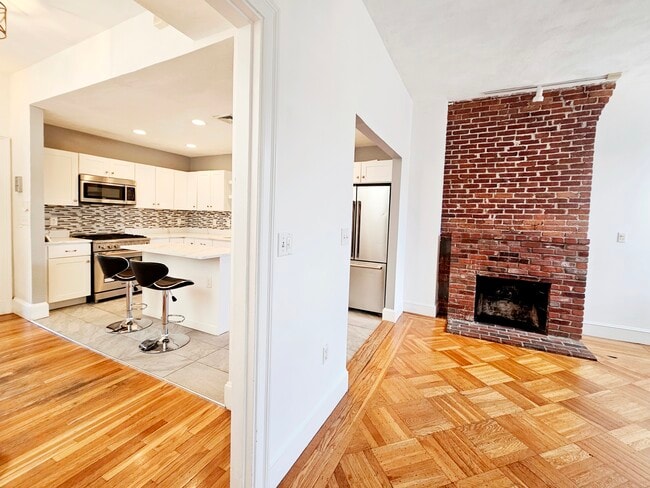 Building Photo - 1712 Beacon St Unit 14