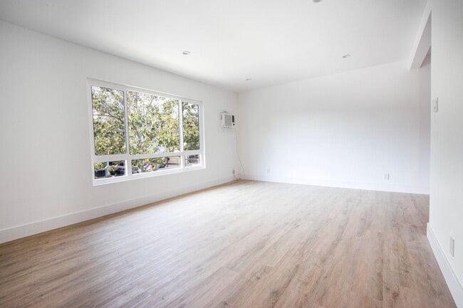 Photo - 1040 S Genesee Ave