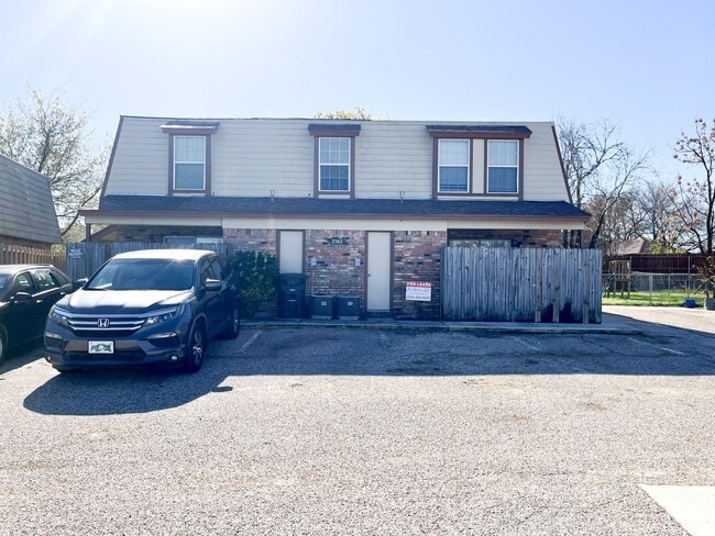 Building Photo - 2302 Wales Cir Unit C