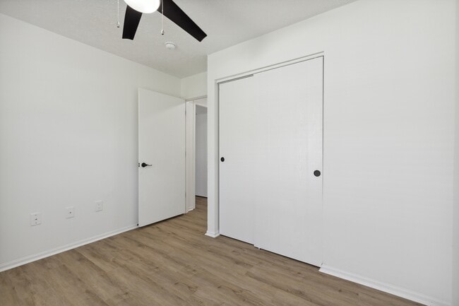 Dormitorio con piso de madera de lujo