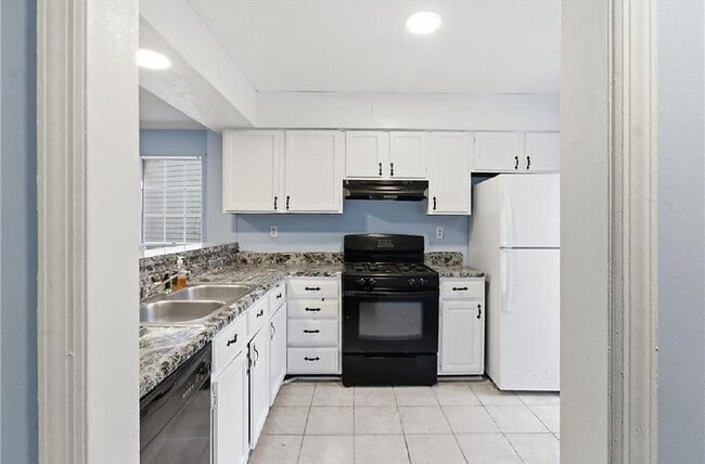 Building Photo - Room in Townhome on Glynn Oaks Dr