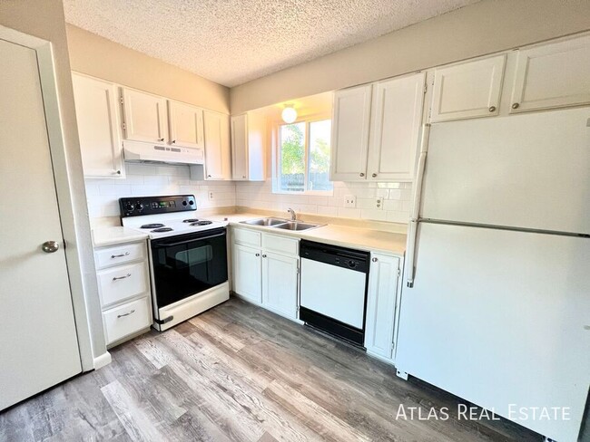 BEAUTIFUL AND SPACIOUS 2 BEDROOM 2 BATHROO... - BEAUTIFUL AND SPACIOUS 2 BEDROOM 2 BATHROO... Apartment Unit A