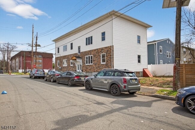 Building Photo - 378 Grand St Unit 2R