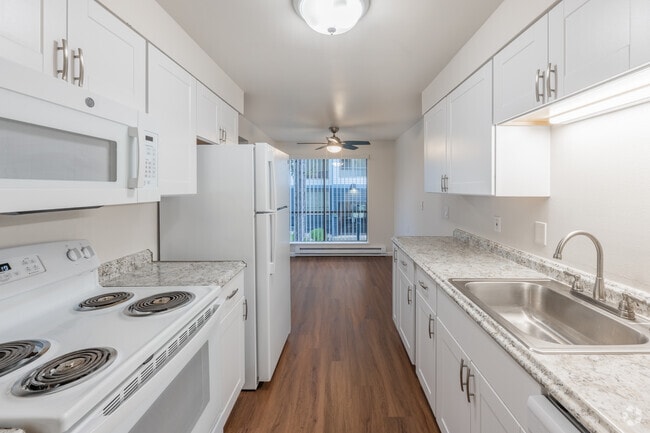 1BR, 1BA - 850SF - Kitchen