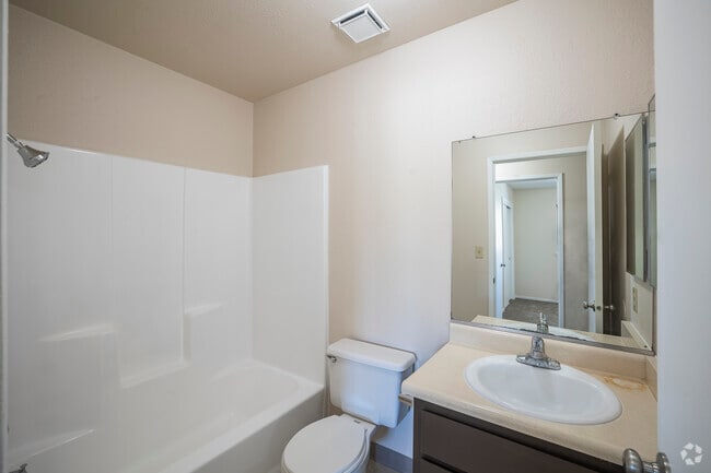 2BR, 2BA - 890SF - Bathroom - Vista Verde Apartments
