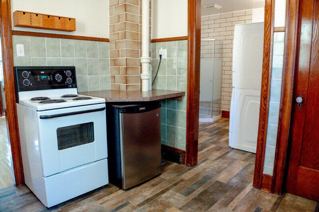 Photo - 1107-1113 13 St E
