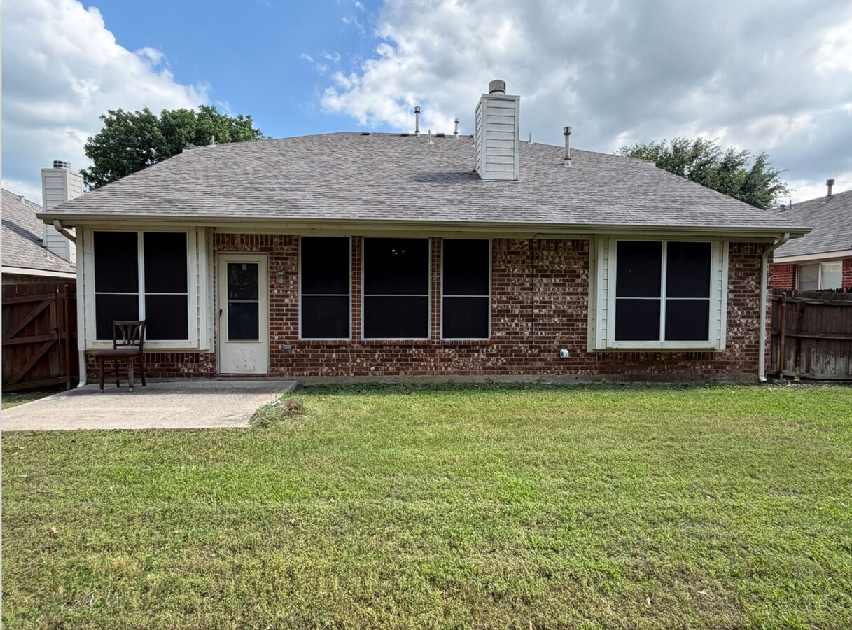 Photo - 2818 Liverpool Ln