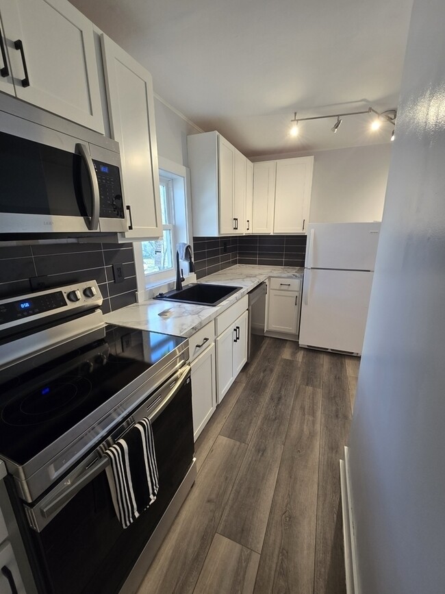 Photo - 246 W 14th St