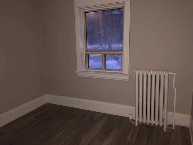 Photo - 1475 King St W