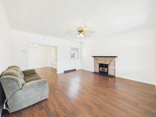 Photo - 305 Chelsea St