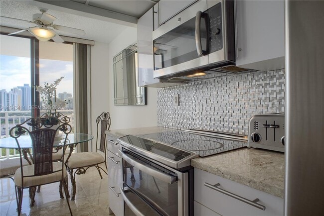 Photo - 210 174th St Unidad 1008