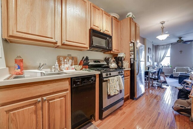 Building Photo - 60 Monroe St Unit 6 Rental