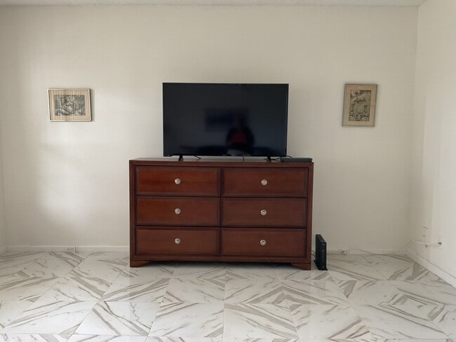 Photo - 569 Fanshaw N Unit 569