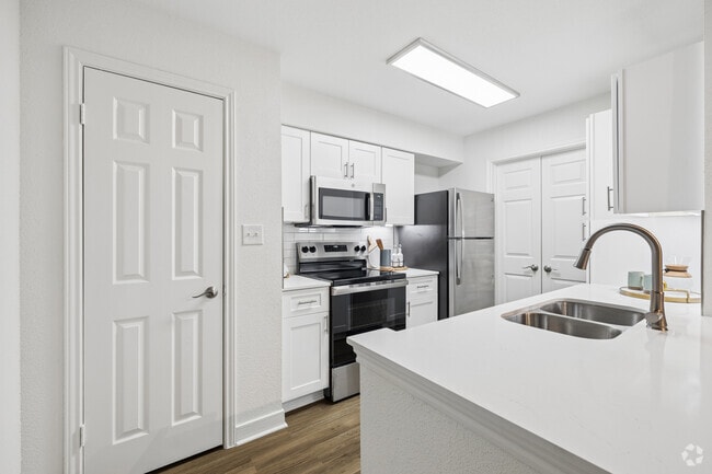 B2R 2BR, 2BA - 1,038SF - Kitchen - Gables Cityscape