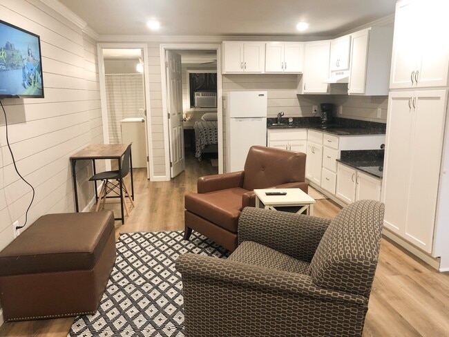 Building Photo - 1314 Golf Links Rd Unit B